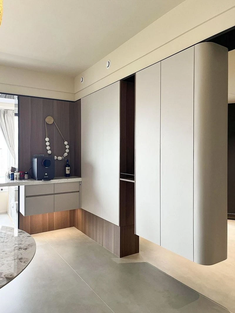 White floating curved wardrobe 2001 White floating curved wardrobe 2001